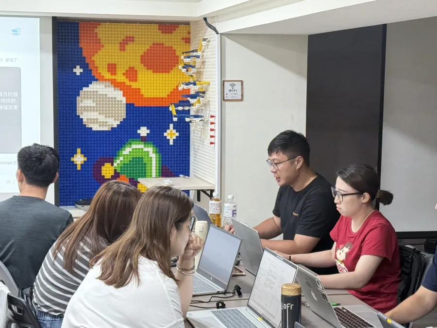 講師在座位旁與學員一對一討論操作問題